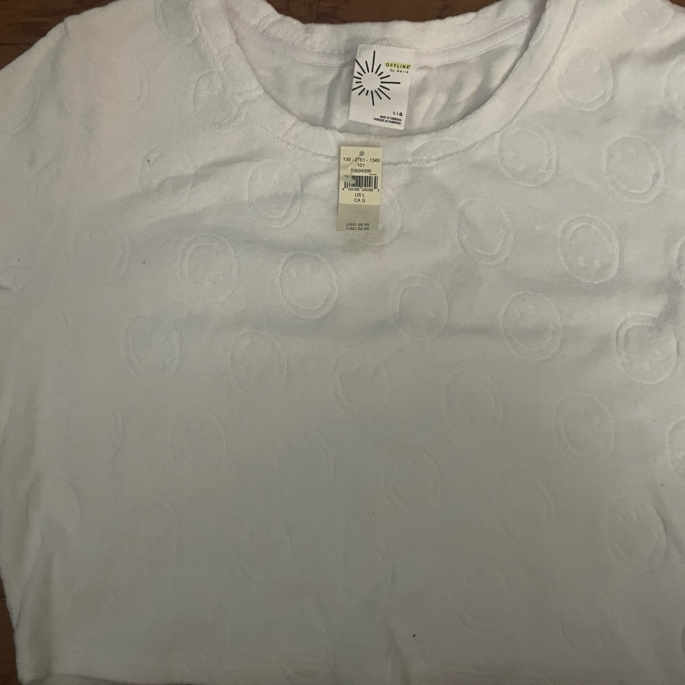 Offline by Aerie White Textured Short Sleeve Tee with smiley face imprints.